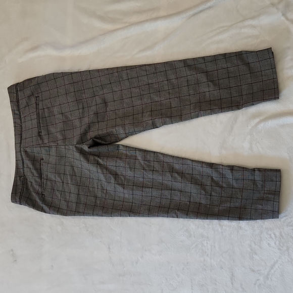 Houndstooth patterned capris - Picture 2 of 4